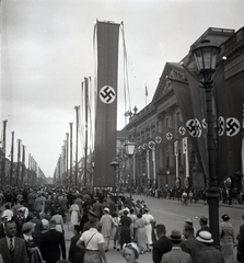 Németország, Berlin, Unter den Linden, jobbra a Staatsbibliothek, háttérben a Brandenburgi kapu., 1936, Lőrincze Judit, zászló, horogkereszt, olimpia, sokadalom, nácizmus, zászlódísz, kerékpár, Fortepan #26120