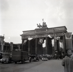 Németország, Berlin, Brandenburgi kapu., 1936, Lőrincze Judit, dohányzás, emlékmű, horogkereszt, olimpia, címer, automobil, rendszám, Juno cigaretta, neoklasszicizmus, Carl Gotthard Langhans-terv, Fortepan #26121