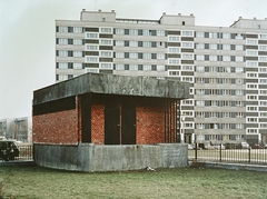 Magyarország, Budapest XI., transzformátorállomás az Ercsi út - Fraknó utca sarkon, háttérben a Fraknó utca 6/a - 10/b számú panelházsor., 1970, Faragó György, Budapest, színes, Fortepan #261213