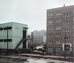 Magyarország, Budapest XI., Kocsis utca, balra a FŐTÁV hőközpontja, jobbra a Mohai út 49/A számú panelház., 1970, Faragó György, Budapest, színes, Fortepan #261214