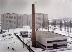 Magyarország, Budapest IV., fűtőmű a Mártírok útja mellett, háttérben a Berda József utca és a Pozsonyi utca melletti házak láthatók. Távolabb a Könyves Kálmán Gimnázium épülettömbje emelkedik ki., 1970, Faragó György, Budapest, színes, Fortepan #261216