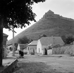 Hungary, Sümeg, Bem utca, fent a vár bástyája látható., 1961, Faragó György, castle, Fortepan #261219