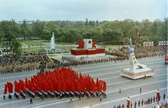 Magyarország, Budapest XIV., Ötvenhatosok tere (Felvonulási tér), május 1-i felvonulók a dísztribün előtt., 1965, Faragó György, felvonulás, zászló, május 1, pódiumautó, űrhajó, madártávlat, vörös csillag, szökőkút, Budapest, Fortepan #261226