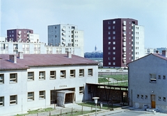 Magyarország, Budapest IX., József Attila lakótelep, kilátás a Pöttyös utca 8/a számú házból a Kós Károly téren álló Munkás Szent József-templom felé. Előtérben az Ifjúmunkás utcai óvoda látható., 1968, Faragó György, Budapest, Fortepan #261229