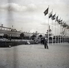 Germany, Berlin, Tempelhof repülőtér., 1936, Lőrincze Judit, ad, ad pillar, Olympics, airport, Heinkel-brand, bunting, olympic symbols, Fortepan #26124