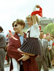 Hungary, Budapest XIV.,Budapest VII., Ötvenhatosok tere (Felvonulási tér), május 1-i felvonulás, háttérben a Dózsa György út 80-as számú épület látszik., 1964, Faragó György, Budapest, colorful, Fortepan #261241