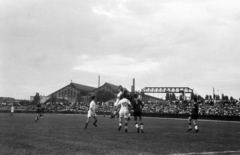 Magyarország, Budapest XIX.,Budapest XVIII., a Budapesti Honvéd SE pályája, háttérben a Lőrinci Hengermű., 1960, Faragó György, Budapest, labdarúgás, Fortepan #261244