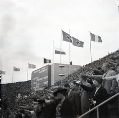 Németország, Berlin, Olimpiai Stadion, a XI. nyári olimpiai játékok női diszkoszvetésének eredményhirdetése alatt., 1936, Lőrincze Judit, horogkereszt, Berlini Olimpia, olimpia, póz, stadion, eredményjelző, nácizmus, zászlódísz, Fortepan #26125