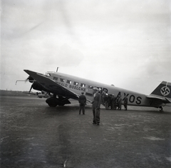 Germany, Berlin, Tempelhof repülőtér, a Lufthansa Junkers JU-52 / 3mg7e típusú utasszállító repülőgépe., 1936, Lőrincze Judit, transport, Gerrman brand, airplane, swastica, Lufthansa airlines, Junkers-brand, airport, Fortepan #26126