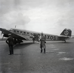 Germany, Berlin, Tempelhof repülőtér, a Lufthansa Junkers JU-52 / 3mg7e típusú utasszállító repülőgépe., 1936, Lőrincze Judit, transport, Gerrman brand, airplane, swastica, Junkers-brand, airport, Fortepan #26127