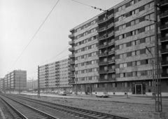 Hungary, Budapest III., a Szentendrei HÉV vonala, szemben az Árpád fejedelem útja Dereglye utca - Nagyszombat utca közötti házsora., 1977, Faragó György, blocks, rails, Budapest, car park, Fortepan #261288