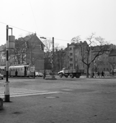 Magyarország, Budapest XIII., Lehel utca - Róbert Károly körút kereszteződése, a Domus Áruház építési területe mögött a Tar utca házai láthatók., 1972, Faragó György, jelzőlámpa, utcakép, villamos, ZIL-márka, ZiL-130, Budapest, Fortepan #261313