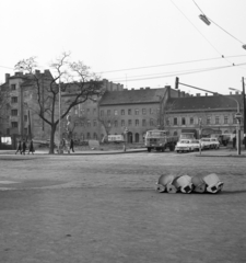 Magyarország, Budapest XIII., Lehel utca - Róbert Károly körút kereszteződése, a Domus Áruház építési területe mögött a Tar utca házai láthatók., 1972, Faragó György, utcakép, IFA-márka, Budapest, forgalom, IFA W50, Wartburg 311/312, Fortepan #261314