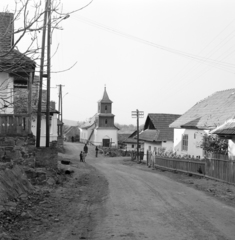 Magyarország, Hollókő, Kossuth utca, Szent Márton-templom, jobbra a Petőfi Sándor utca torkolata., 1972, Faragó György, Fortepan #261318