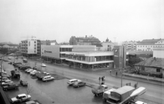 Hungary, Zalaegerszeg, Kovács Károly tér, balra a Centrum Áruház és mellette a Zala Domus Áruház., 1980, Faragó György, car park, Fortepan #261398