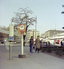 Hungary, Budapest XI., Október huszonharmadika (Schönherz Zoltán) utca, a Centrum áruházak télapó járatának megállója Skála Budapest Szövetkezeti Nagyáruház előtt. Jobbra a Fehérvári úti piac látható., 1980, Faragó György, Budapest, colorful, Fortepan #261418