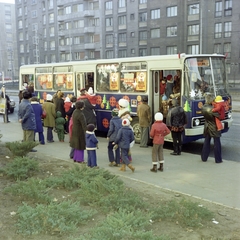 Hungary, Budapest XI., Október huszonharmadika (Schönherz Zoltán) utca, a felvétel a Skála Budapest Szövetkezeti Nagyáruház előtt készült. A Centrum áruházak télapó járata, háttérben balra a Baranyai térnél álló házak látszanak., 1980, Faragó György, Budapest, bus, Ikarus-brand, colorful, Fortepan #261419