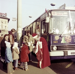 Hungary, Budapest IX.,Budapest VIII., Ferenc körút, a Centrum áruházak télapó járata, háttérben az Üllői út - József körút sarkán álló épületek látszanak., 1980, Faragó György, number plate, Budapest, bus, Ikarus-brand, colorful, Fortepan #261420