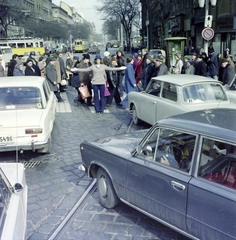 Magyarország, Budapest XIII.,Budapest VI., Nyugati (Marx) tér, balról a villamos a Kádár utcából a Váci útra kanyarodik ki, jobbra a Westend-ház., 1977, Faragó György, Best of, rendszám, Budapest, gyalogátkelő, forgalom, Trabant 601, Fortepan #261437