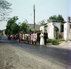 Hungary, a Fő utca a Szent Márton püspök-templomnál., 1978, Faragó György, Best of, wedding ceremony, colorful, Fortepan #261448