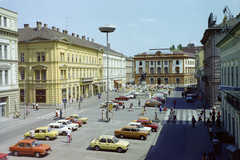 Hungary, Szeged, Klauzál tér, szemben Róna József szobrászművész alkotása Kossuth Ljos szobra (1902), mögötte a Virág cukrászda terasza., 1979, Faragó György, motorized bicycle, baby carriage, crosswalk, car park, colorful, Fortepan #261460