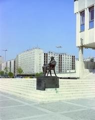 Hungary, Debrecen, Bethlen utca, a Művelődési Központ előtt Rátonyi József szobrászművész alkotása (1978) Kölcsey Ferenc szobra. Háttérben a Bethlen utca és Hunyadi János utca melletti panelházak láthatók., 1979, Faragó György, Ferenc Kölcsey-portrayal, colorful, Fortepan #261461