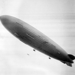 Germany, Berlin, Hindenburg D-LZ129 léghajó a XI. nyári olimpiai játékok idején., 1936, Lőrincze Judit, swastica, air-ship, Fortepan #26147