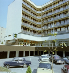 Magyarország, Budapest II., Horvát utca 2-12. számú társasház a Kacsa utca felől nézve, balra a Kapás utca melletti ház részlete látható., 1981, Faragó György, Lada-márka, rendszám, modern építészet, színes, Budapest, parkoló, VAZ 2103/2106, VAZ 2101, Fortepan #261480