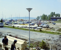 Hungary, Balatonfüred, Magyar Vitorlás Szövetség Balatonfüredi vízitelep, jobbra az Országos Műszaki Fejlesztési Bizottság / OMFB üdülője., 1982, Faragó György, car park, automobile, colorful, Fortepan #261490