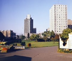 Magyarország, Újpalota, Budapest XV., Fő tér, a Zsókavár utca és a Nyírpalota (Hevesi Gyula) út felé nézve, középen a víztoronyház., 1986, Faragó György, Budapest, színes, lakótelep, panelház, Fortepan #261502