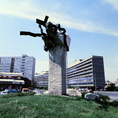 Magyarország, Kecskemét, Deák Ferenc tér, Három tavasz-szobor (Illés Gyula, 1985.)., 1986, Faragó György, színes, lakótelep, panelház, szobor, Fortepan #261503