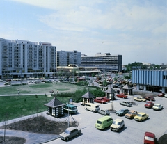 Magyarország, Kecskemét, Deák Ferenc tér a Bács Domus Áruház melletti parkoló. Szemben a Dobó István körút - Petőfi Sándor utca sarkán az Univer ABC látható., 1990, Faragó György, Skoda 105/120, Dacia 1310, Polski Fiat 126p, VAZ 2105/2107, parkoló, VAZ 2101, VAZ 2103/2106, színes, Wartburg 353, Fortepan #261505