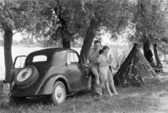 1955, Faragó György, summer, youth, number plate, relaxation, spare wheel, automobile, camouflage pattern, tent, shore, Fortepan #261508