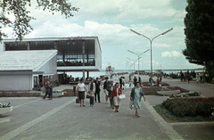 Magyarország,Balaton, Badacsonytomaj,Badacsony, Tátika étterem a kikötőnél, szemben a Beloiannisz személyhajó., 1962, Faragó György, móló, étterem, Fortepan #261518