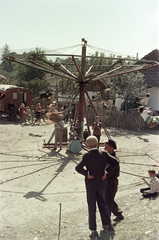 Magyarország, Tornyosnémeti, búcsú a Fő utcán a Szűz Mária neve-templomnál., 1954, Faragó György, színes, körhinta, dobos, svájcisapka, lakókocsi, léckerítés, kerékpár, fúvószenekar, Fortepan #261548