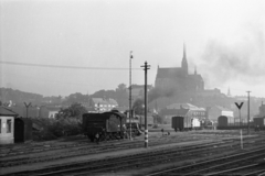 Csehország, Brno, rendező pályaudvar, jobbra a Szent Péter és Pál-székesegyház., 1956, Faragó György, gőzmozdony, Csehszlovákia, Fortepan #261555