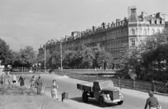 Csehország, Karlovy Vary, előtérben a Zahradni ulice, középen a Teplá folyón átívelő Postovni most. A túlparton a nábřeží Jana Palacha., 1956, Faragó György, utcakép, teherautó, híd, Csehszlovákia, Fortepan #261565