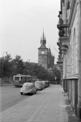 Csehország, Prága, Smetanovo nábřeží, szemben az Óvárosi vízmű tornya., 1956, Faragó György, rendszám, automobil, viszonylatszám, villamos, toronyóra, viszonylattábla, Csehszlovákia, Fortepan #261570