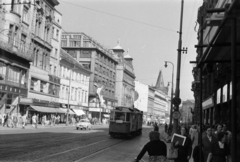 Csehország, Prága, ulice Na Příkopě a náměstí Republiky felé nézve, a távolban balra a Lőportorony, jobbra a Hybernia Színház (Divadlo Hybernia) látszik., 1956, Faragó György, utcakép, villamos, Csehszlovákia, Fortepan #261573