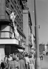 Csehország, Prága, ulice Na Příkopě a 15. számtól a náměstí Republiky felé nézve, szemben a Hybernia Színház (Divadlo Hybernia)., 1956, Faragó György, nők, utca, utcakép, villanyoszlop, Csehszlovákia, Fortepan #261575