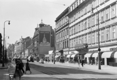 Csehország, Prága, ulice Na Příkopě az ulice Nekázanka torkolatától a Panská ulice felé., 1956, Faragó György, bélletes kapuzat, tűzfal, utca, utcakép, reklám, üzlet, Csehszlovákia, Fortepan #261576