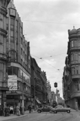 Csehország, Prága, ulice Národní, a kererszteződésnél balra a Perlová ulice, szemben az ulice 28. října, jobbra a Jungmannova ulice., 1956, Faragó György, utcakép, villamos, cseh felirat, Csehszlovákia, Fortepan #261591