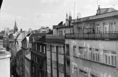 Csehország, Brno, a felvétel a Česká ulice 150. szám alatti hotel egyik szobájának ablakából készült., 1956, Faragó György, templomtorony, erkély, bérház, Csehszlovákia, Fortepan #261609