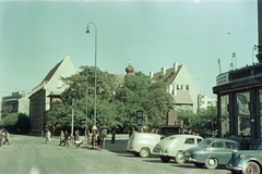 Szlovákia, Pozsony, Hviezdoslavovo námestie (Kossuth Lajos tér), szemben a pozsonyi Notre-Dame-apácák temploma és zárdája, jobb szélen a Carlton Hotel., 1956, Faragó György, színes, parkoló, köztéri óra, Csehszlovákia, Fortepan #261610