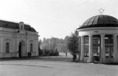 Csehország, Frantiskovy Lázne, Chebská, jobbra a Pramen František / Franzensquelle., 1956, Faragó György, vörös csillag, pavilon, Csehszlovákia, Fortepan #261612