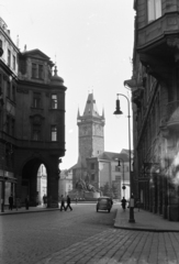 Csehország, Prága, Dlouhá třída, háttérben az Óváros tér (Staroměstské náměstí) és ott az Óvárosi városháza., 1956, Faragó György, utcakép, torony, Csehszlovákia, Fortepan #261613