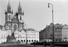 Csehország, Prága, Óváros tér (Staromestske namesti), Týn-templom., 1956, Faragó György, műemlék, tér, szoborcsoport, Csehszlovákia, Fortepan #261614