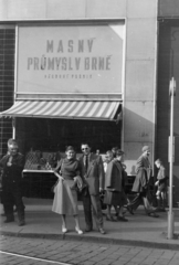 Csehország, Brno, Rašínova ulice 2., a náměstí Svobody sarkon., 1956, Faragó György, csíkos ruha, utcakép, árnyékoló, cseh felirat, Csehszlovákia, Fortepan #261615