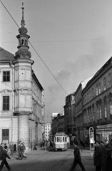 Csehország, Brno, namesti Svobody, szemben az ulice Kobližná., 1956, Faragó György, utcakép, villamos, zárterkély, Csehszlovákia, Fortepan #261616