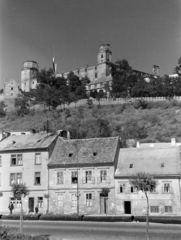 Szlovákia, Pozsony, a Jiringer utca a Duna felől, háttérben fent a Vár., 1956, Faragó György, látkép, alulnézet, Csehszlovákia, Fortepan #261618